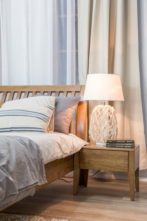 łóżko drewniane i stolik nocny