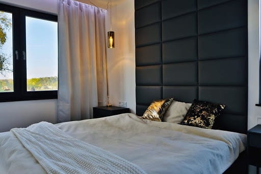 tapicerowana_sciana_w_sypialni_na_wymiar