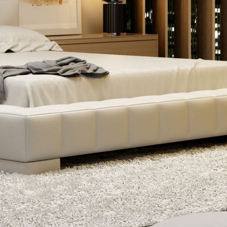 łóżko obsadzone nisko nad podłogą