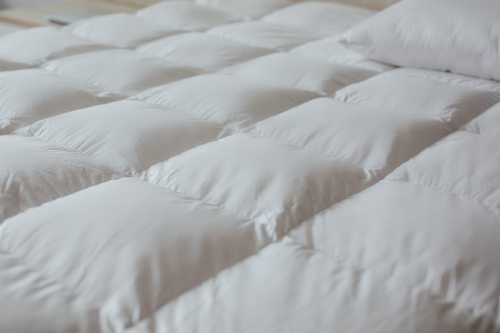 Kasetonowa konstrukcja kołdry Notte Luna – równomierne rozmieszczenie puchu dla idealnej izolacji.