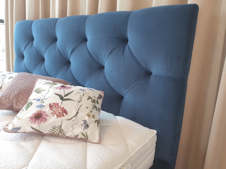 Wysoki (128 cm), miękki zagłówek z gęstej pianki, elegancko pikowany w stylu glamour/Chesterfield. Zapewnia komfortowe podparcie podczas relaksu. Możliwość wykończenia guzikami. Kluczowy element dla luksusowej i stylowej sypialni.