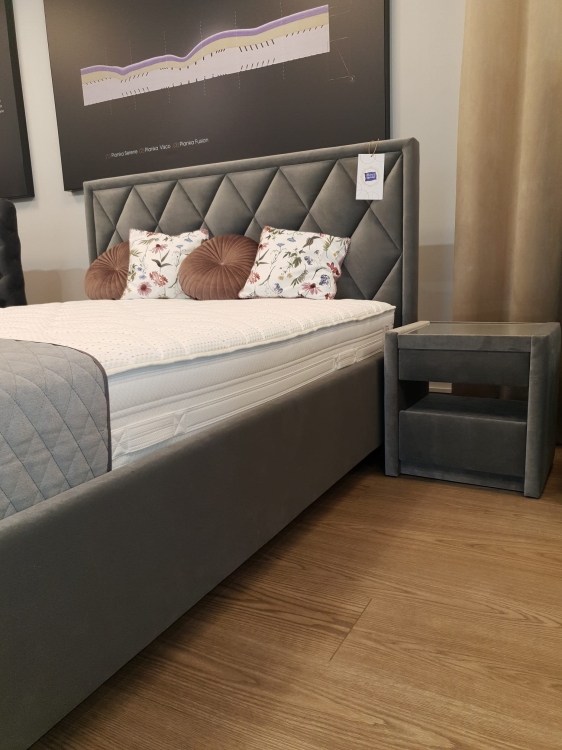 tapicerowany stolik nocny z szybką