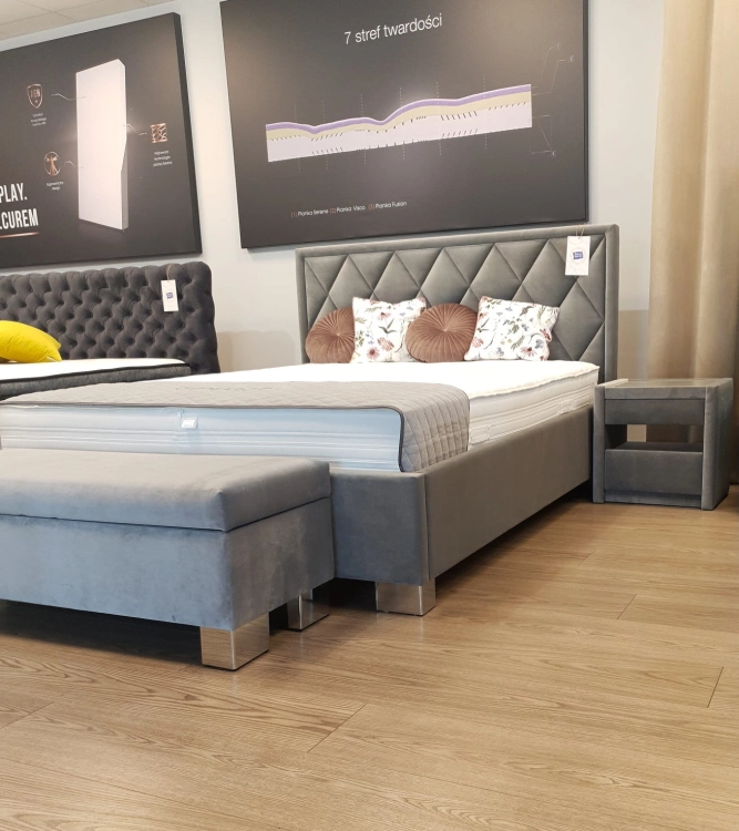 Duża pufa tapicerowana z pojemnikiem o szerokości 160 cm