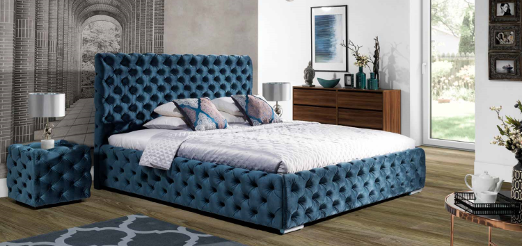 Eleganckie łóżko Hawana z wysokim, pikowanym zagłówkiem i głęboko przepikowaną ramą. Styl Chesterfield i glamour, idealne do luksusowych, stylowych sypialni.