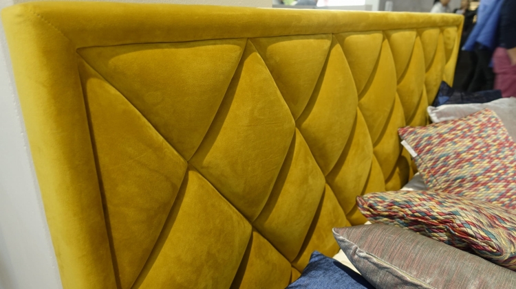 Łóżko z pikowanym zagłówkiem w caro