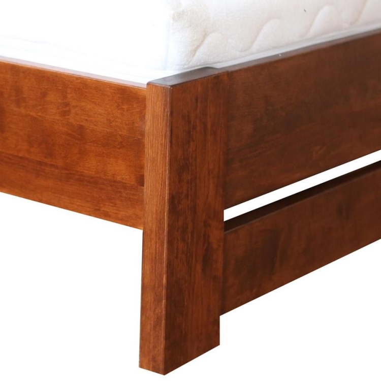 zbliżenie na drewnianą nóżkę łóżka