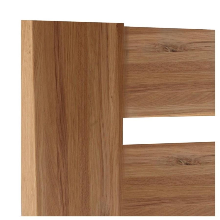 zbliżenie na zagłówek drewnianego łóżka