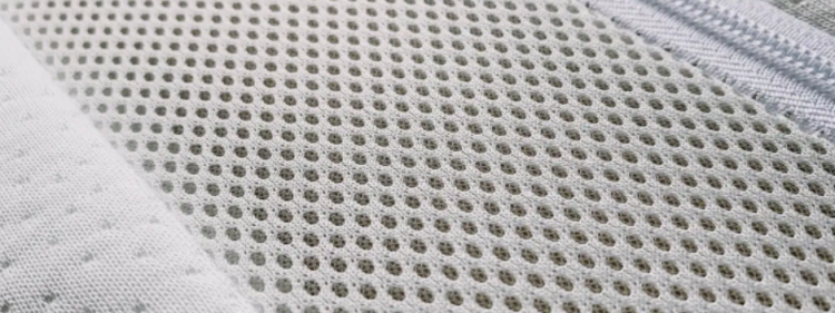 Technologia Sanitized® skutecznie zwalcza bakterie, pleśń, grzyby i roztocza, eliminując nieprzyjemne zapachy. Zdejmowalny, z taśmą 3D dla idealnej wentylacji.