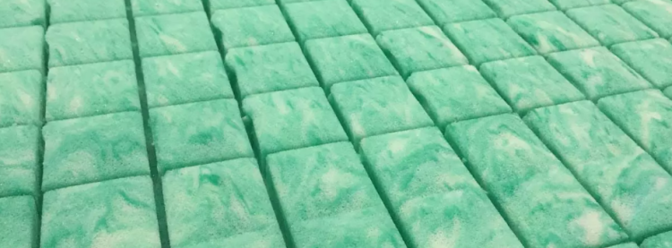 Komfort zapewniają pianki najwyższej klasy: superwytrzymała Tiger Touch i miękka HR-7-Soft. Zapewniają dwie twardości, idealne dopasowanie do ciała, eliminację drgań i doskonałą wentylację.