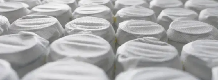 Hybrydowy materac z zaawansowanym 7-strefowym rdzeniem kieszeniowym i wytrzymałą pianką Tiger Touch. Oferuje dwie twardości, idealne dopasowanie i redukcję drgań. Pokrowiec CBD Feran Ice z naturalnym CBD zapewnia relaks i świeżość snu.