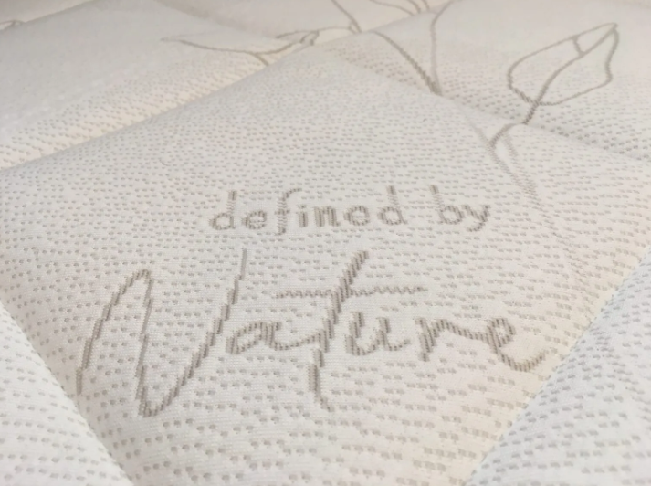 Pokrowiec CBD Feran Ice to rewolucja w higienie i relaksie. Wzbogacony naturalnym CBD dla głębszego snu, posiada hydrofilową warstwę dla chłodu i suchości.