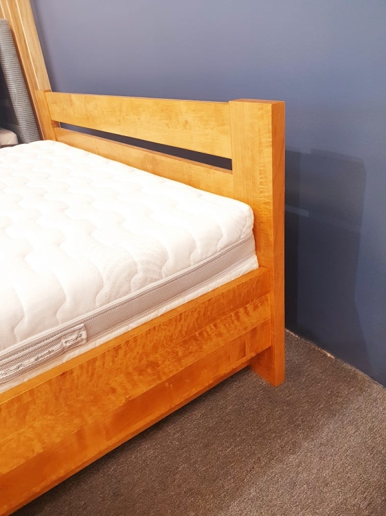 prosty zagłówek do łóżka drewnianego