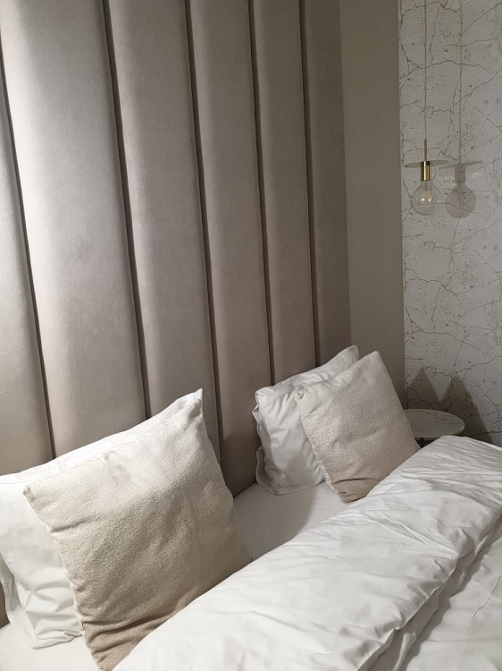 panele_tapicerowane_na_sciane_nowoczesna_sypialnia_3d