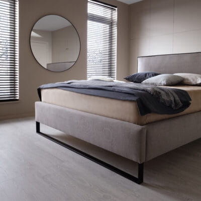 Matt Velvet kolor 85 łóżko na wysokiej płozie w czarnym macie