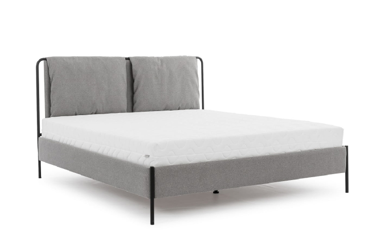 Eleganckie łóżko na metalowej konstrukcji z miękkim, tapicerowanym wezgłowiem i czarnymi nóżkami. Nowoczesny design i lekka forma idealna do każdej sypialni.
