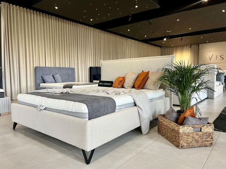 łóżko na wysokich nogach