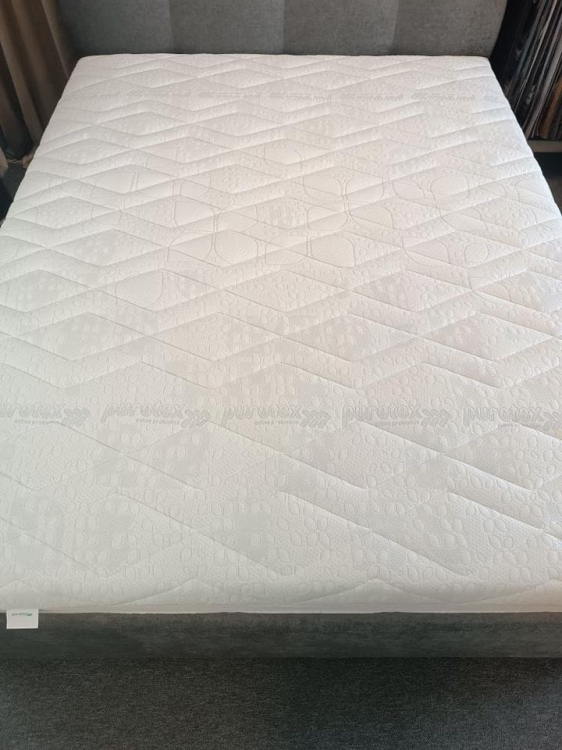 Sprężynowy materac z Multipocket 1000S (7 stref) i pianką Tiger. Zapewnia punktowe wsparcie, elastyczność i trwałość. Pokrowiec Purotex z probiotykami redukuje alergeny (89.3%) i bakterie, gwarantując higieniczny, zdrowy i głęboki sen.