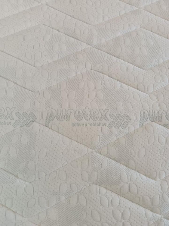 Innowacja dla zdrowego snu. Wykorzystuje probiotyki do redukcji alergenów (o 89.3%) i bakterii, zapewniając wyjątkową higienę. Materiał jest antyalergiczny, antybakteryjny, ogranicza nieprzyjemne zapachy. Zdejmowalny, z siatką 3D dla idealnej wentylacji.