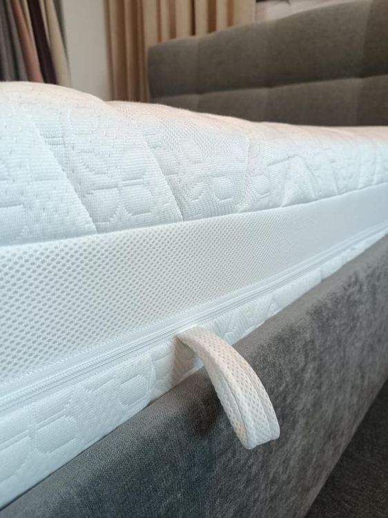 Klucz do świeżego snu. Umieszczona na bokach materaca, zapewnia swobodny przepływ powietrza przez cały wkład. Skutecznie odprowadza wilgoć, zapobiegając rozwojowi roztoczy, grzybów i pleśni, co gwarantuje suchsze i bardziej higieniczne środowisko spania.