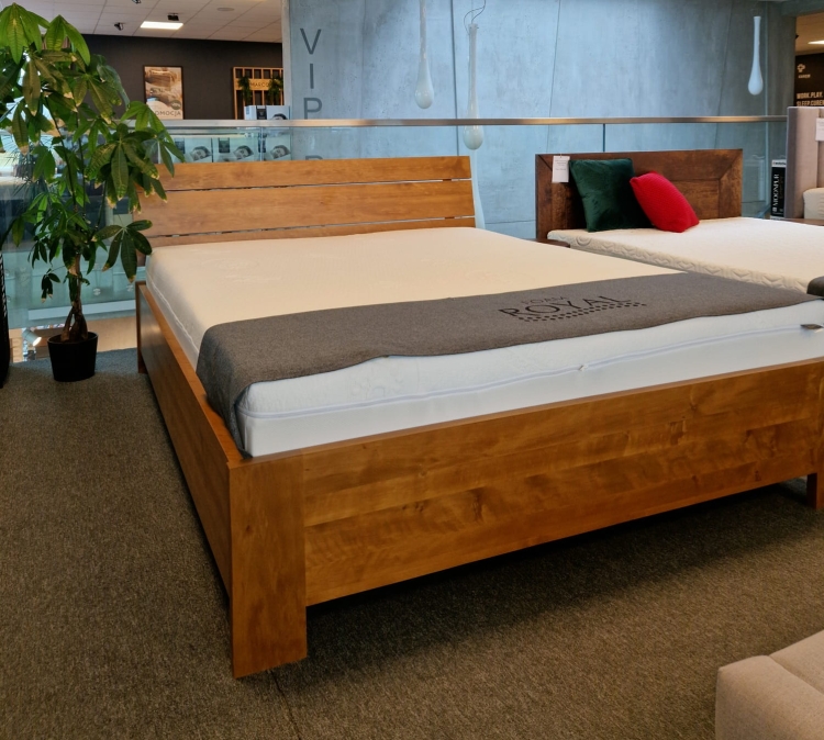 Nowoczesny design i skandynawski styl z odchylonym zagłówkiem. Dostępne z pojemnikiem na pościel (podnośniki gazowe) lub bez. Solidne drewno, twardy lakier. Zapewnia komfort i wsparcie. Idealne dla ceniących estetykę i funkcjonalność.