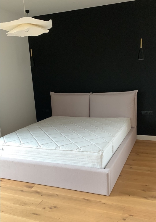 Łóżko Pillow – miękki komfort! Luksusowe łóżko tapicerowane z pojemnikiem, idealne do czytania. Wysoki, pikowany zagłówek i duża przestrzeń do przechowywania. Odkryj najwygodniejsze łóżko do Twojej sypialni. Sprawdź cenę!  tkanina Maya 01