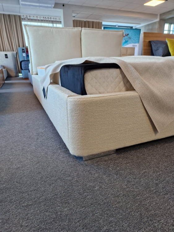 Łóżko Pillow – luksus i styl. Eleganckie, miękkie łóżko tapicerowane z pojemnikiem. Idealny dodatek do nowoczesnej sypialni. Wybierz jakość i ciesz się komfortowym snem. Odwiedź nasz salon!  Angola 10
