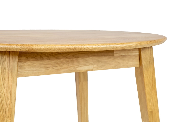 blat stołu obsadzony na stabilnym stelażu