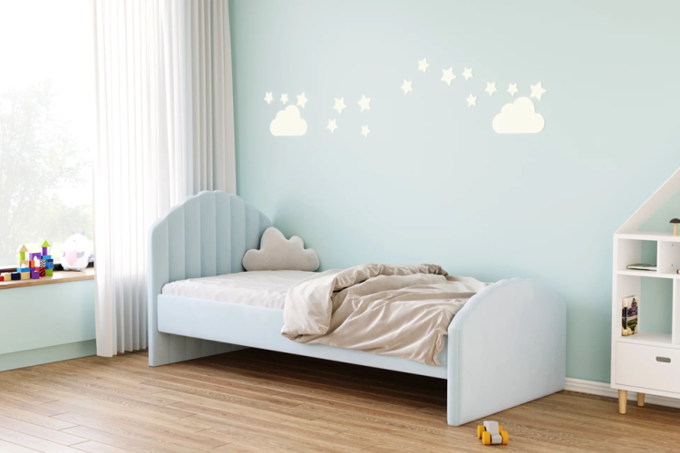 błękitne łożko dziecięce