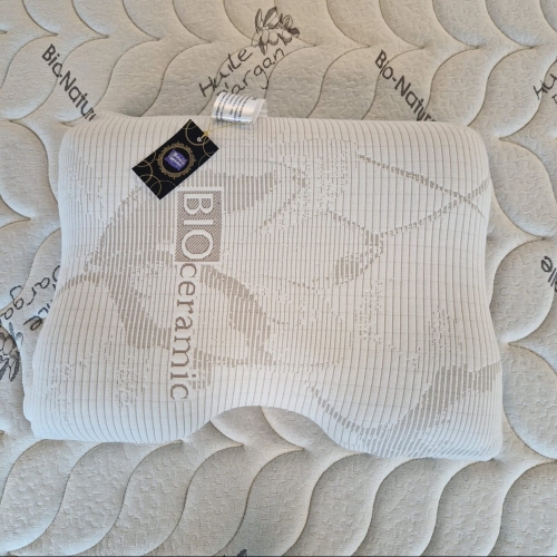 Ergonomiczna poduszka z pianki Visco, idealna dla śpiących na boku/plecach. Dzięki perforacji i naturalnym olejom (rycynowy) zapewnia przewiewność i dba o skórę. Jej kształt "ośmiornicy" otula głowę bez ucisku na bark. Pokrowiec stymuluje mikrokrążenie.