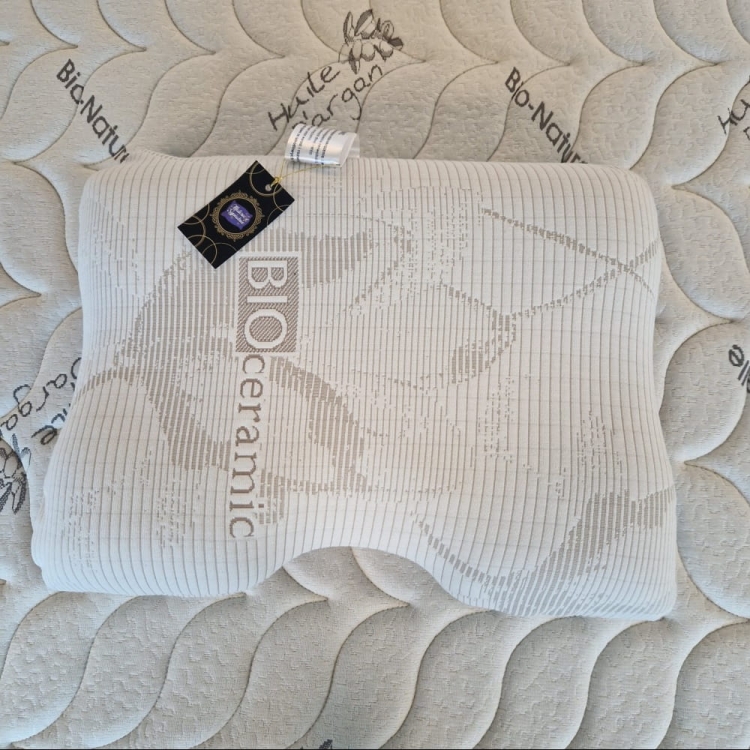 Ergonomiczna poduszka z pianki Visco, idealna dla śpiących na boku/plecach. Dzięki perforacji i naturalnym olejom (rycynowy) zapewnia przewiewność i dba o skórę. Jej kształt "ośmiornicy" otula głowę bez ucisku na bark. Pokrowiec stymuluje mikrokrążenie.