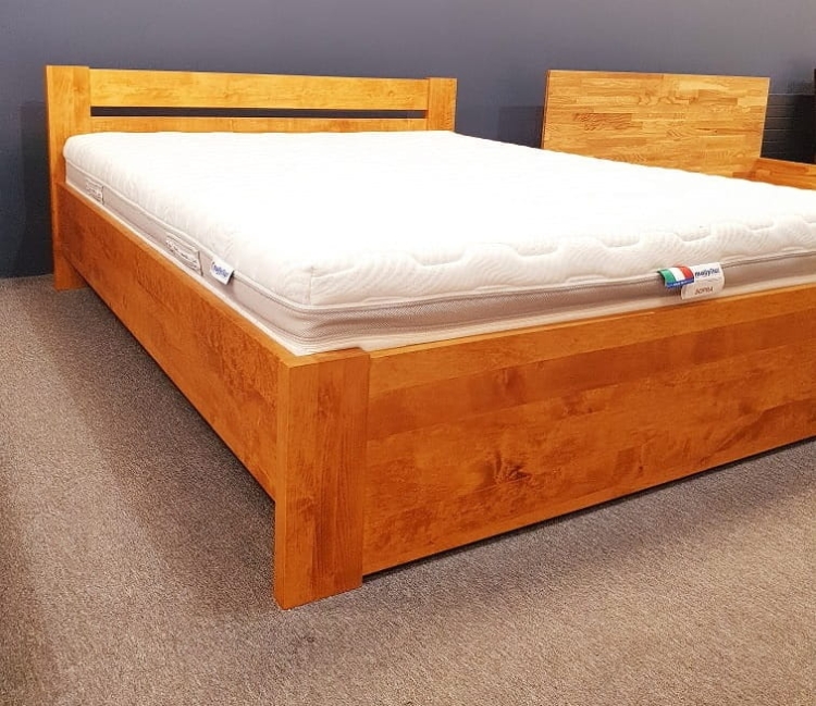 proste łóżko drewniane