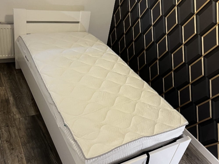 łóżko białe jednoosobowe wykonane z drewna olchowegoŁóżko drewniane białe z pojemnikiem – elegancja i funkcjonalność w jednym. Idealne do każdej sypialni, zapewnia komfort snu i praktyczne miejsce na przechowywanie pościeli i nie tylko.