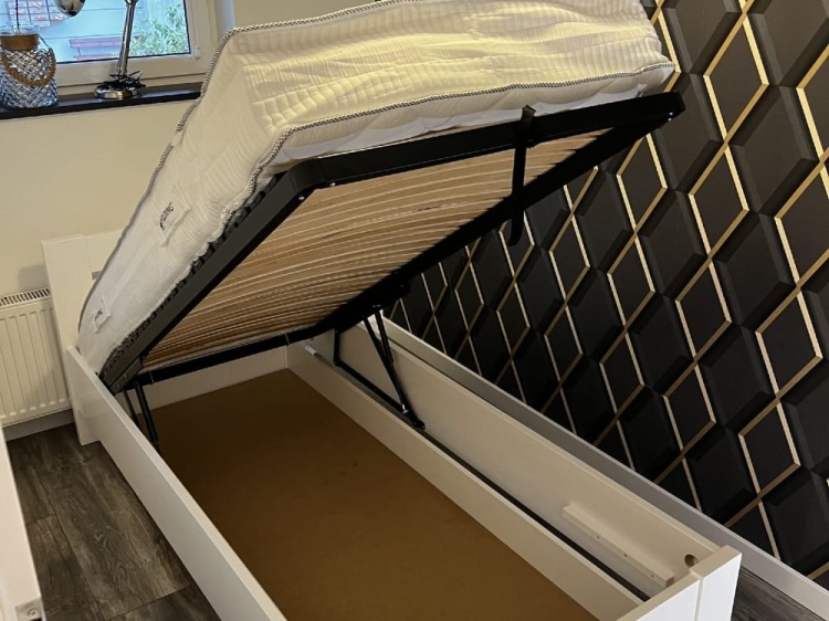 Łóżko drewniane białe z pojemnikiem na pościel dla jednej osoby