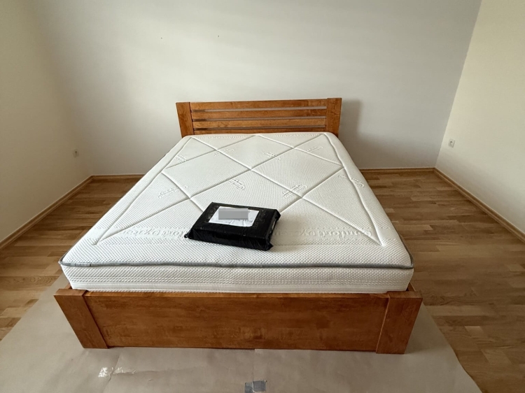 Łóżko Bergen bez pojemnika – minimalistyczna forma i naturalny wygląd litego drewna w nowoczesnym wydaniu.