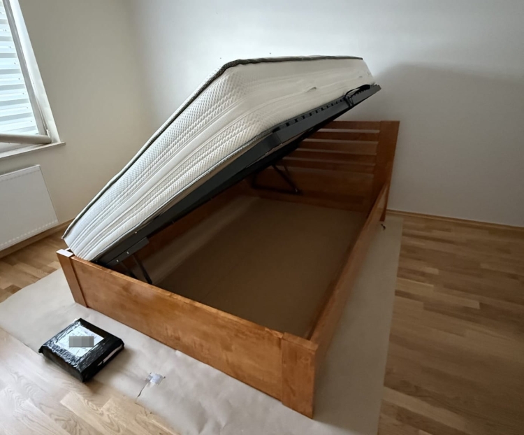 Wykonane z wysokiej jakości drewna, gwarantuje trwałość i styl. Maksymalne wykorzystanie przestrzeni!