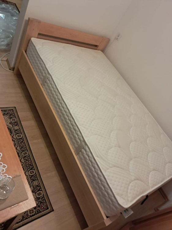 Łóżko drewniane z naturalnej olchy z pojemnikiem – styl i wygoda w Twojej sypialni. Ciepły odcień drewna tworzy przytulny klimat, a schowek pozwala utrzymać porządek i oszczędzić miejsce.