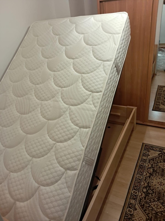 Łóżko z naturalnej olchy z pojemnikiem – praktyczne i stylowe rozwiązanie do sypialni. Duży pojemnik pod materacem ułatwia przechowywanie pościeli, kołder czy sezonowych ubrań.