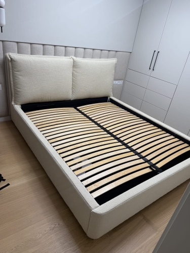 Łóżko tapicerowane Pillow 160x200 z pojemnikiem. Super miękkie, komfortowe, z wysokim zagłówkiem. Idealne dla miłośników czytania w łóżku. Elegancki design i duża przestrzeń do przechowywania. Kup online!