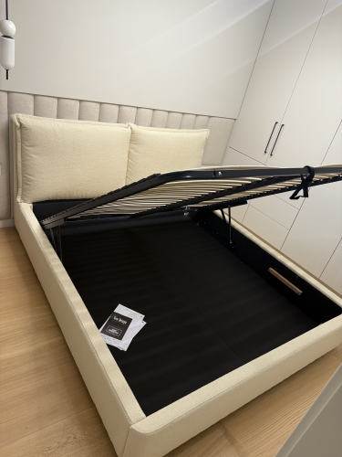 Tapicerowane łóżko z pojemnikiem! Model Pillow 160/200 łączy miękkość i funkcjonalność. Duży pojemnik na pościel i wygodny, otulający zagłówek. Idealne rozwiązanie do małej sypialni. Kup to łóżko online!