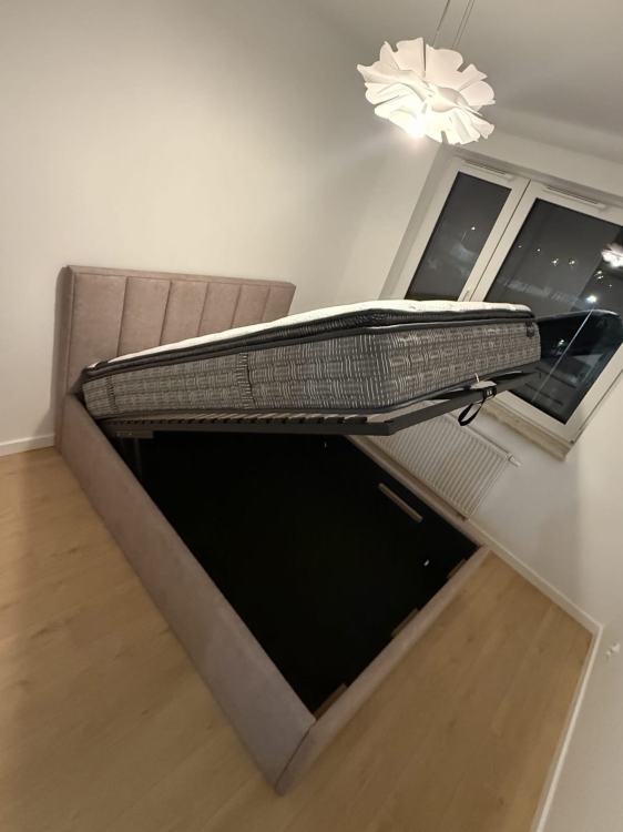 Tapicerowane łóżko Quaddro Vertical w lekkiej ramce i nowoczesnym designie
