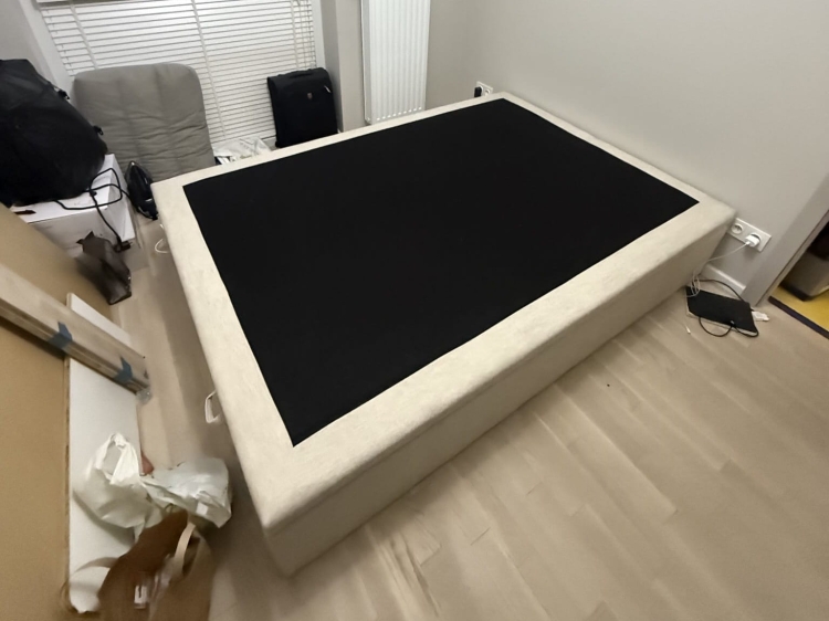 Łóżko kontynentalne bez zagłówka, tapicerowana rama do sypialni