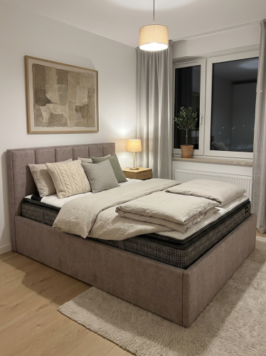 tapicerowane łóżko z wysoką ramą