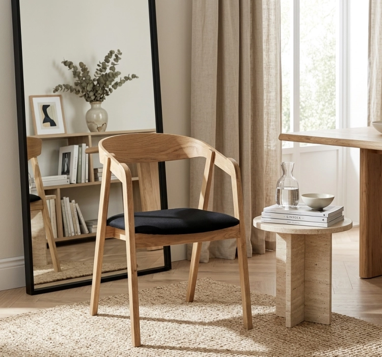 Tapicerowane krzesło dębowe KT395 w aranżacji łomiankowskiego salonu
